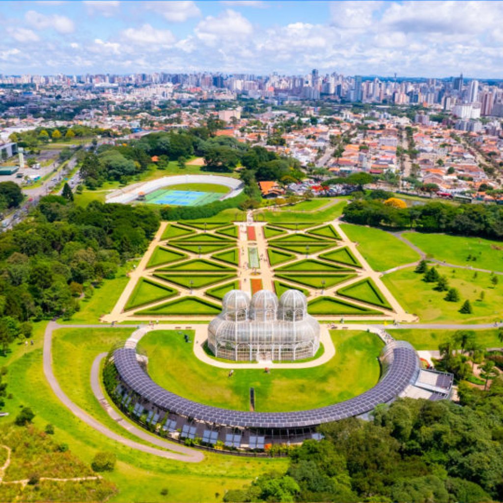 Curitiba-C3A9-conhecida-por-muitos-parques-praC3A7as-e-C3A1reas-verdes-que-confere-um-aspecto-agradC3A1vel-C3A0-cidade-960x540